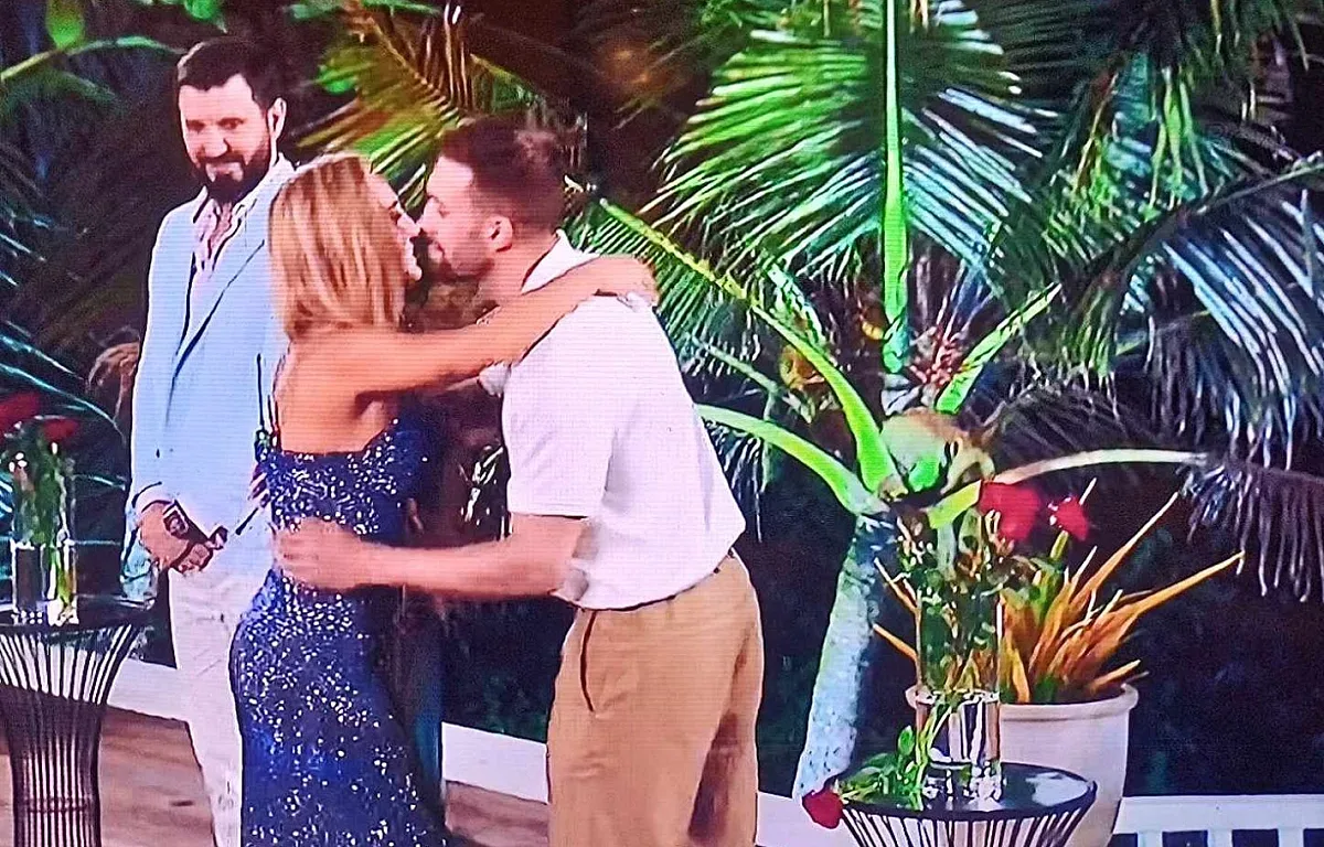 Сервитьорка обра розите и на двамата ергени. Кого избира?