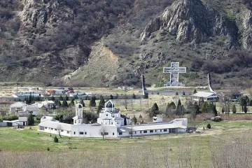 Строят къщи за гости до манастира на Ванга