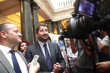 Страстите десни. Част втора - Лъжемесията