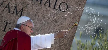 Папата освети листа и клонки