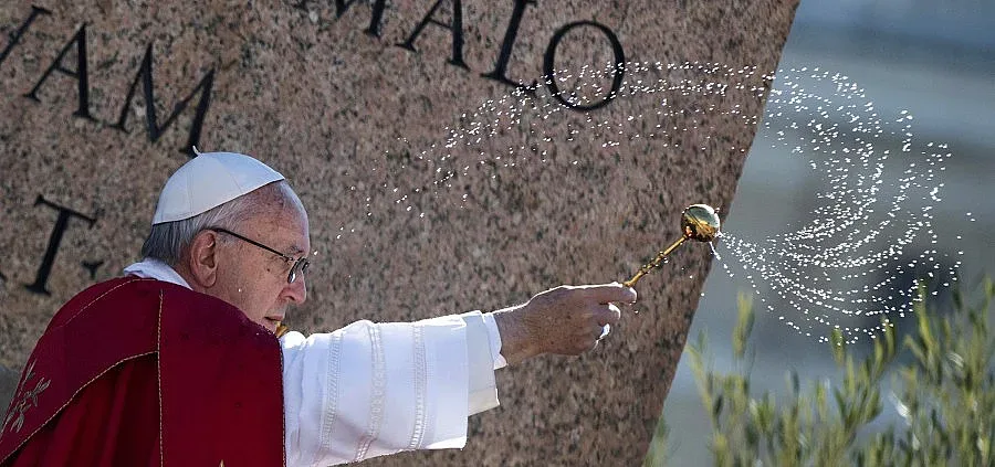 Папата освети листа и клонки