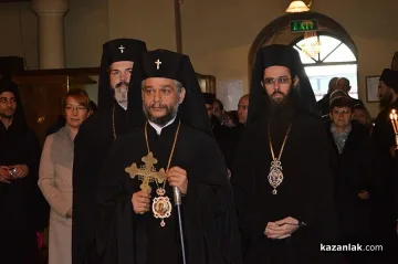 За първи път след 130 г.: Владика умива нозете на духовници и миряни