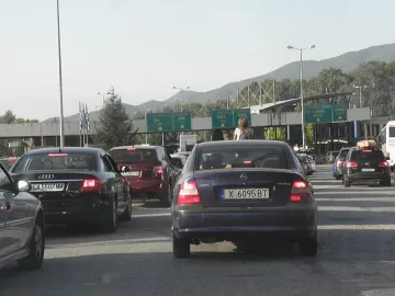 Превозвачи на протест заради бавни проверки на границата