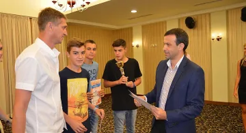 Община помага на училище за паметник на Климент Охридски