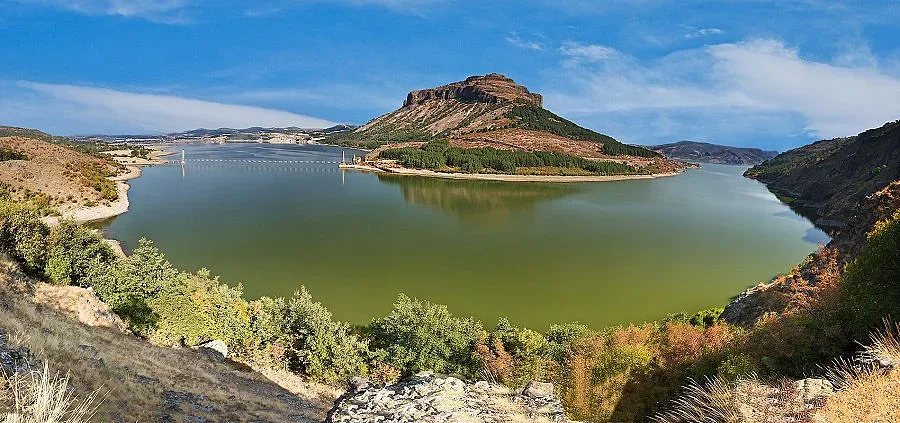 Доброволци чистиха брега на язовир „Студен кладенец"