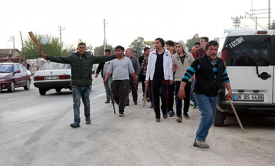 Прогониха с тояги 500 сирийци в Измир