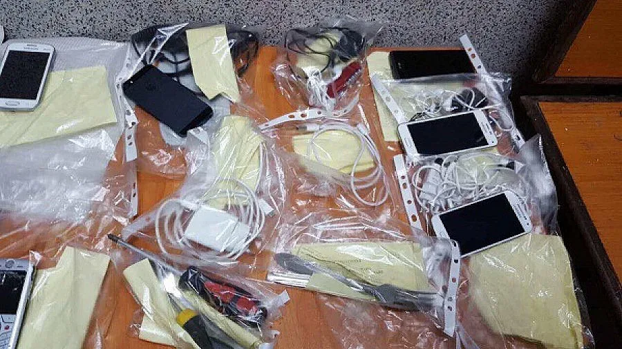 Иззеха мобилни телефони, ножове и заготовка за алкохол от Софийския затвор