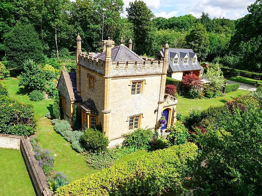 Продават малък замък в Англия
