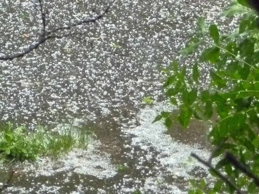 Град, сняг и падащи камъни в Смолянско