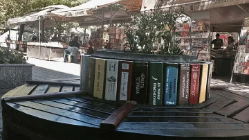 Книжният пазар на пл.„Славейков" остава