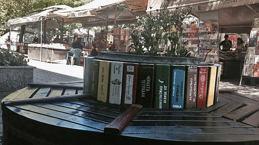 Книжният пазар на пл.„Славейков" остава