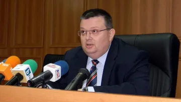 Погнаха трима прокурори