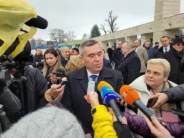 Министър се запъна! Не влиза в магазин