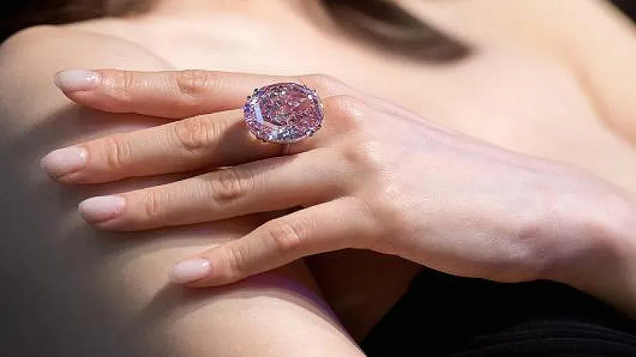 Продадоха розов диамант за $71,2 млн.
