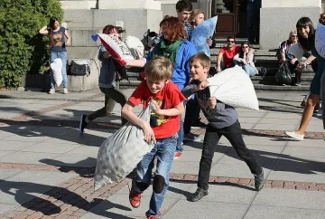 Деца се биха с възглавници в София
