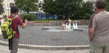 Гола жена на каишка взриви Будапеща