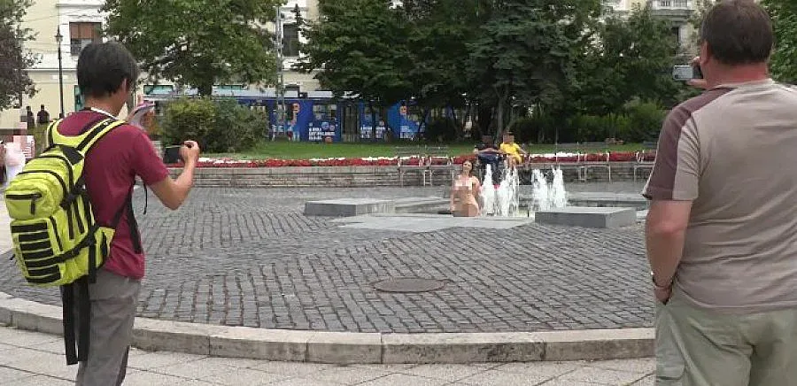 Гола жена на каишка взриви Будапеща