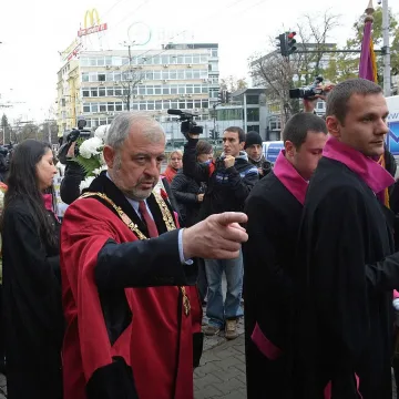 Софийският университет бълвал невалидни дипломи