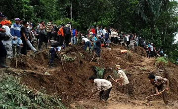27 жертви на свлачища в Индонезия