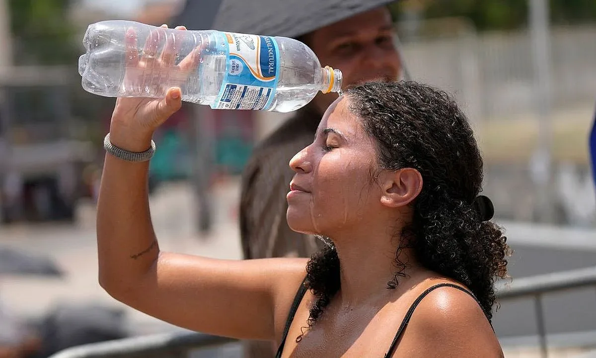 Тази огромна държава полудя от жега! Народът напълни плажовете