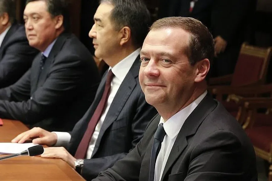 Медведев пусна данъчна длекларация