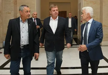 Войводата  и двамата байрактари