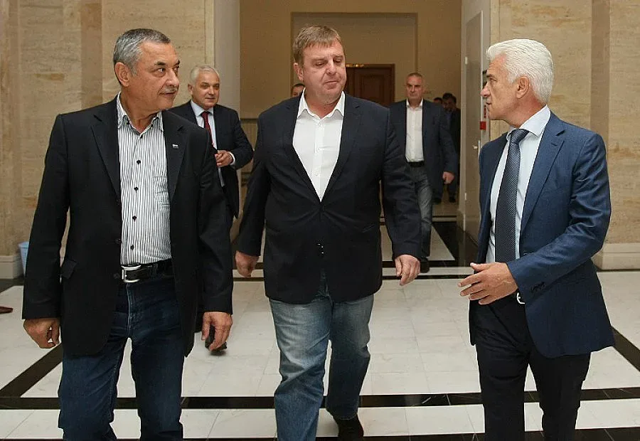 Войводата  и двамата байрактари