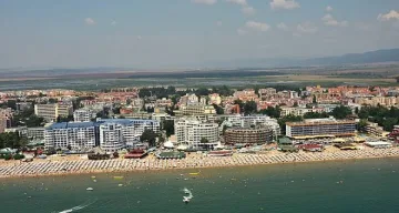 Пристигнаха първите туристи по морето