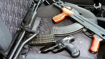 Хванаха чичко с дрога и боен арсенал