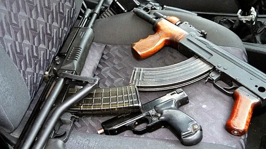 Хванаха чичко с дрога и боен арсенал