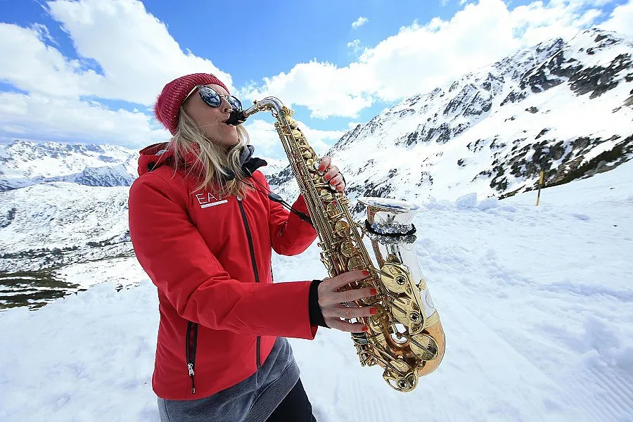 Топ саксофонистка гледа ски в Банско