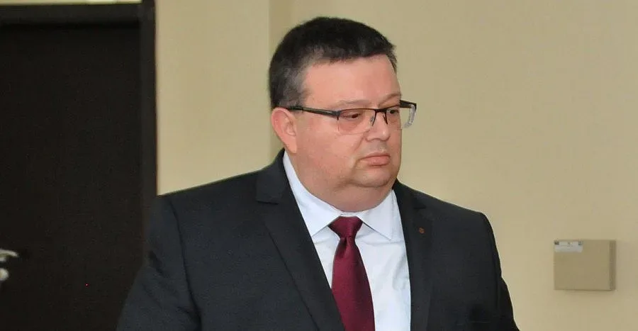 Цацаров иска уволнение за трима прокурори