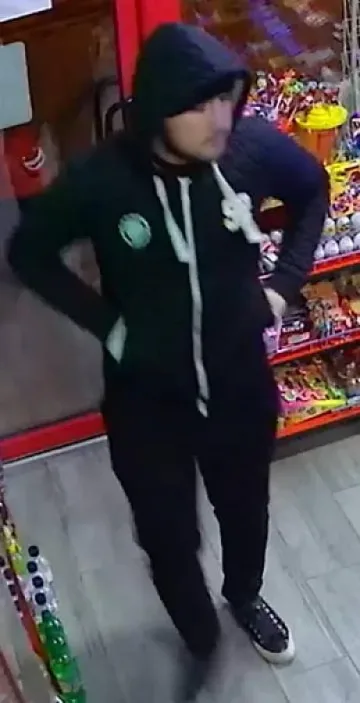 Полицията издирва въоръжен крадец