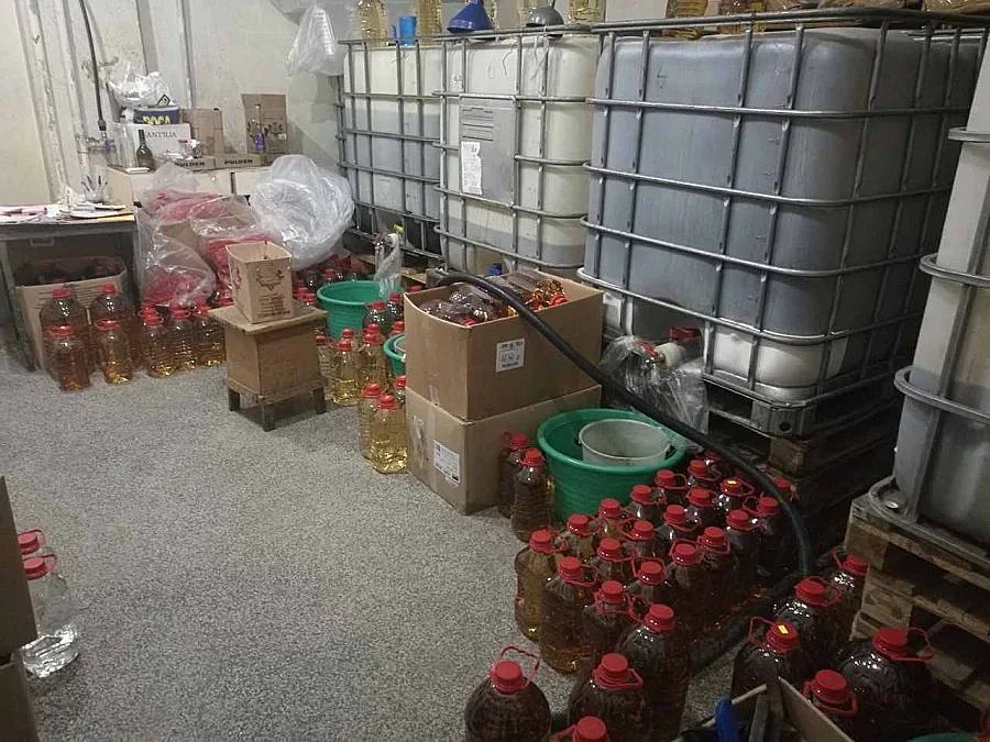 Митничари разбиха цех за нелегален алкохол