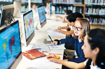 Безплатни онлайн платформи вкарват „в час" българските училища