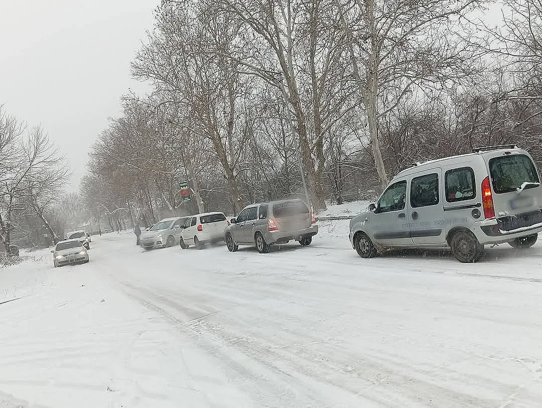Снежен капан в страната. В голям град хората скочиха