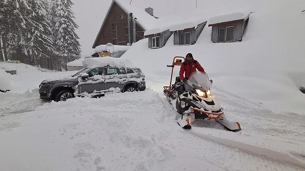 Половин метър сняг до София! А НИМХ извънредно обяви...