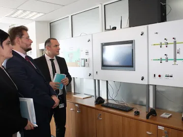 Министър Седларски обсъжда с бизнеса как да се задържат младите в България