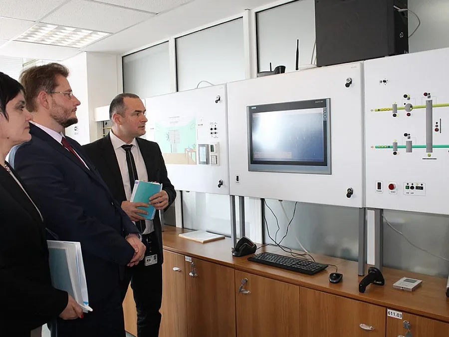 Министър Седларски обсъжда с бизнеса как да се задържат младите в България