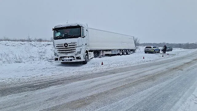 Снежен капан! Закъсали тирове, ледени пътища /СНИМКИ/