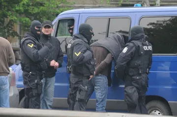 Задържаха четирима за дрога в столичен квартал