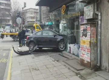 Автомобил се вряза в магазин
