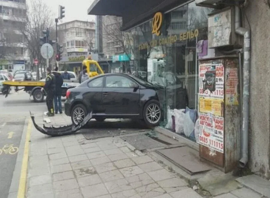 Автомобил се вряза в магазин