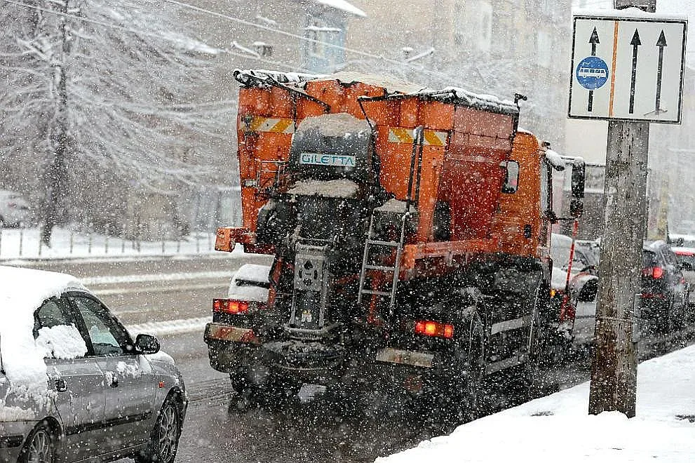 Голяма драма със снега в София. Снегорин се обърна