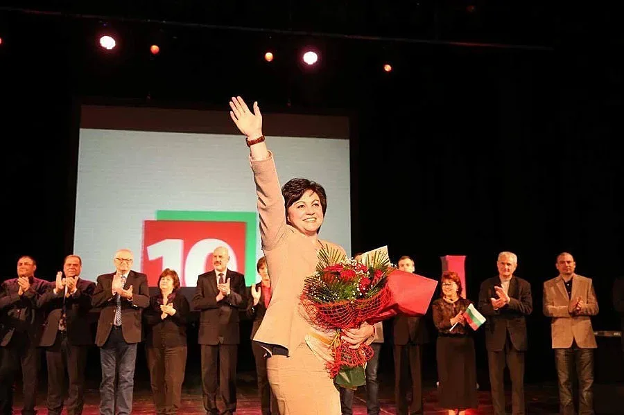 Нинова:Няма да се примирим с послушанието на български политици