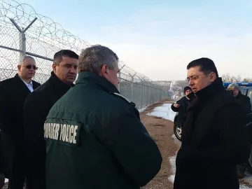 Вицепремиер и министър инспектират границата
