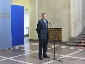 Скандал! Янев: Ще пускаме по-бързо автобусите на границата за 26-ти март