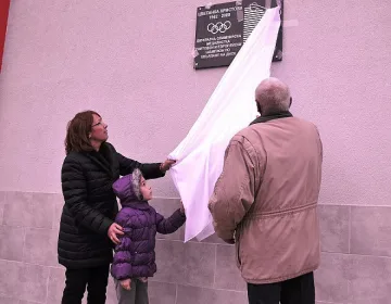 Откриха паметна плоча на световна шампионка в Казанлък