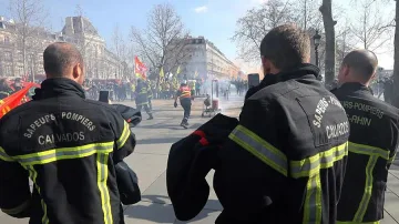 Парижките пожарникари излязоха на протест