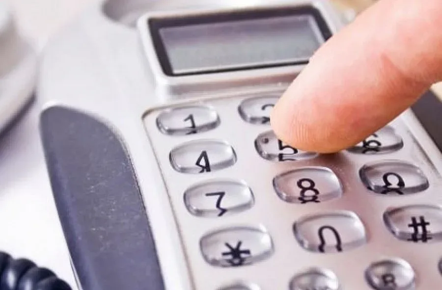 Задържаха телефонен измамник